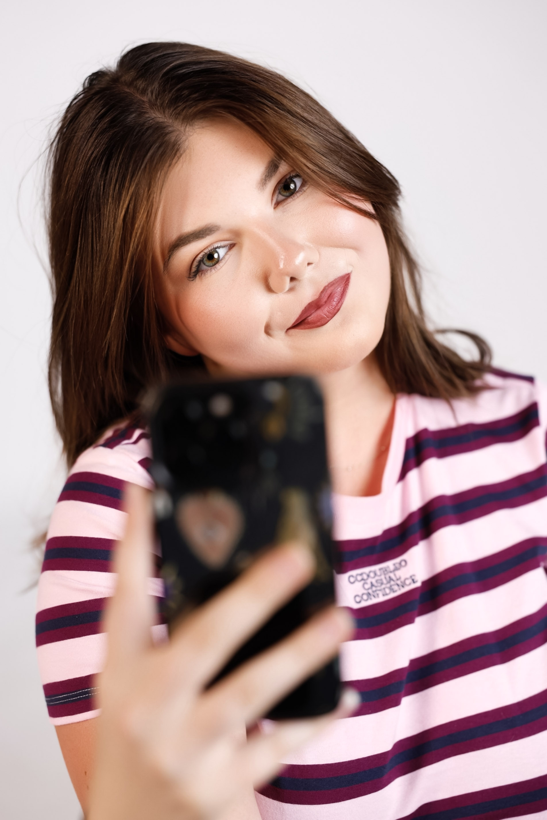 Tania mit Handy